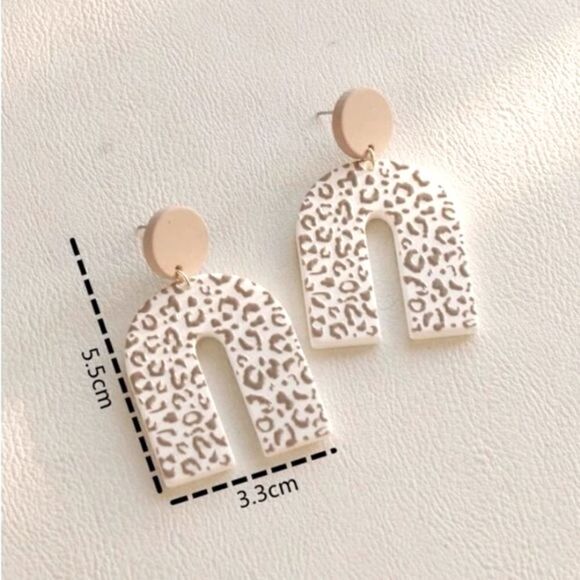 Leopard Print Women’s Beautiful Pattern U-Shaped Drop Earrings NWOT - Picture 4 of 4
